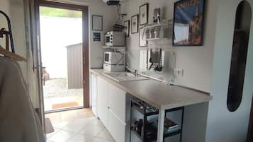 Kühlschrank, Ofen, Herdplatte, Wasserkocher mit Kaffee-/Teezubehör