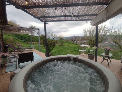 Studio apartment with hot tub and patio in peaceful countryside!