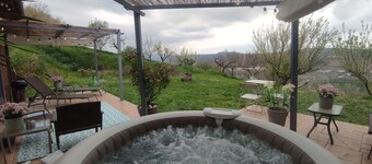 Studio apartment with hot tub and patio in peaceful countryside!