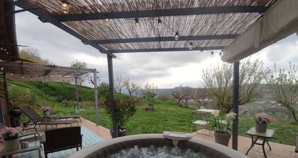 Studio apartment with hot tub and patio in peaceful countryside!