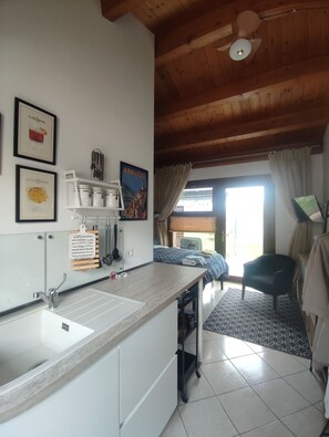 Free WiFi, bed sheets - Studio apartment with hot tub and patio in peaceful countryside! (Abruzzo)