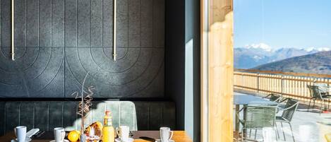 تناول الطعام بالخارج