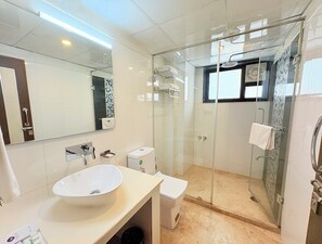 Suite Room | Bathroom
