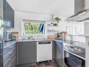 Køleskab, mikrobølgeovn, opvaskemaskine, højstol
