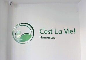 Una pared con un logotipo y el texto que dice 