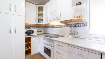 Een koelkast, een magnetron, een oven, een vaatwasser