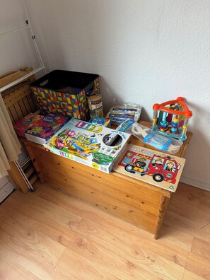 Children’s area - Beautiful 2 bedroom for 5, walk to town, near Legoland and Lapland! (Bracknell)