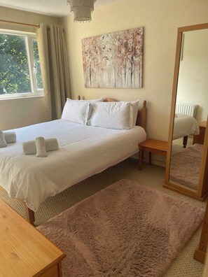 2 chambres, bureau, fer et planche à repasser, lit parapluie