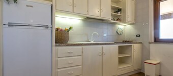 Stunning private villa for 5 guests with WIFI, TV, patio, pets allowed and parking