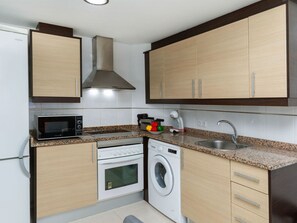 Microondas, horno y trona infantil