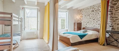2 bedrooms, travel cot, WiFi, bed sheets