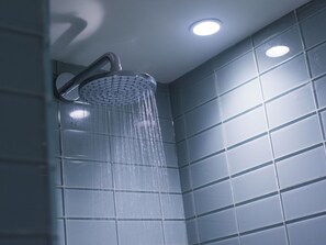 A showerhead with water flowing down a tiled wall. - Stunning private villa for 5 people with WIFI and TV (St Ives)