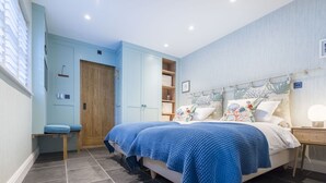 Una camera da letto con un letto, un comodino e un armadio.