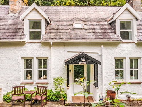 Atemberaubendes alleinstehendes Ferienhaus für 4 Gäste mit  W-LAN, TV und Innenhof