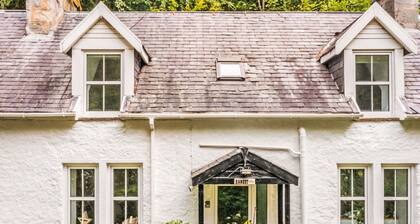 Atemberaubendes alleinstehendes Ferienhaus für 4 Gäste mit W-LAN, TV und Innenhof