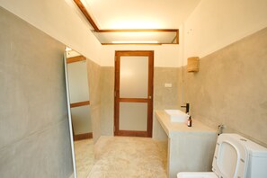 Regadera, bidet, toallas, jabón