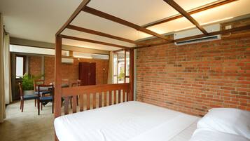 7 bedrooms, WiFi, bed sheets