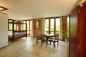 7 bedrooms, WiFi, bed sheets