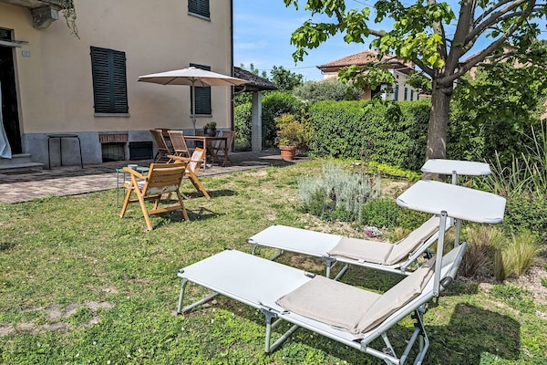 Pflanze, Gebäude, Stuhl, Holz, Schatten, Blume, Tür, Tönungen Und Schatten, Landschaft, Blütenblatt