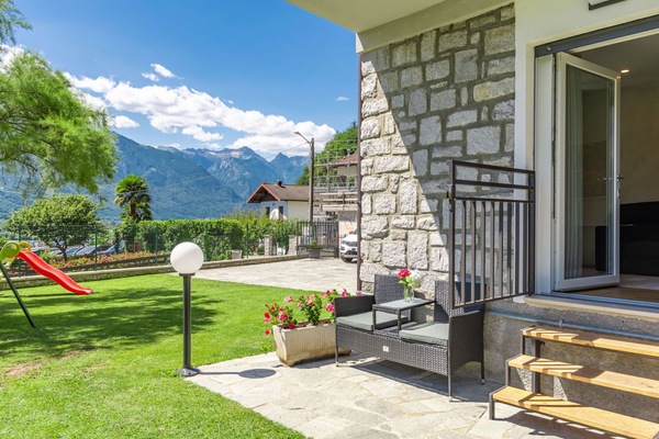 Pflanze, Eigentum, Fenster, Gebäude, Blume, Himmel, Stuhl, Gartenmöbel, Grundstueck, Hütte