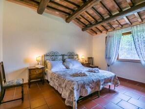 2 bedrooms, travel crib, free WiFi