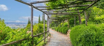 Beautiful apartment in villa for 4 people with pool, WIFI, A/C, TV and panoramic view