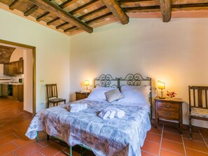 2 bedrooms, travel crib, free WiFi