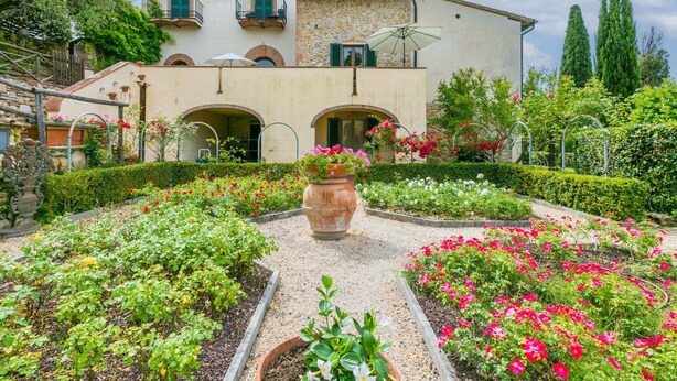A two-story building with a garden in front. - Stunning  villa for 16 guests with WIFI, private pool, A/C, TV and panoramic view (Montaione)