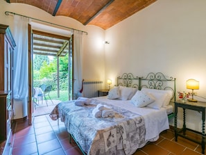 8 bedrooms, travel crib, free WiFi