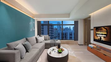 Premier suite, 1 slaapkamer | Woonruimte | Een 45-inch smart-tv met satellietzenders