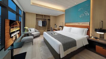 Premier Suite, 1 Bedroom | 1 bedroom, in-room safe, desk, blackout drapes