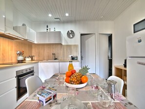 Mikrobølgeovn, ovn, oppvaskmaskin og høy barnestol