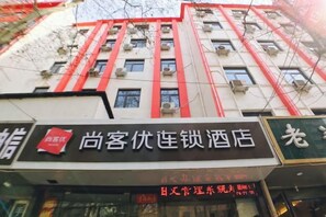Une enseigne d’hôtel avec des caractères chinois, indiquant qu’il s’agit d’un établissement hôtelier.