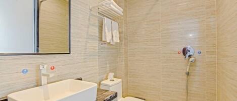 Een moderne badkamer met een groot bad, een toilet en een douche.
