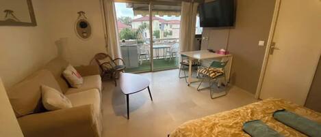 1 slaapkamer, een strijkplank/strijkijzer, wifi, beddengoed