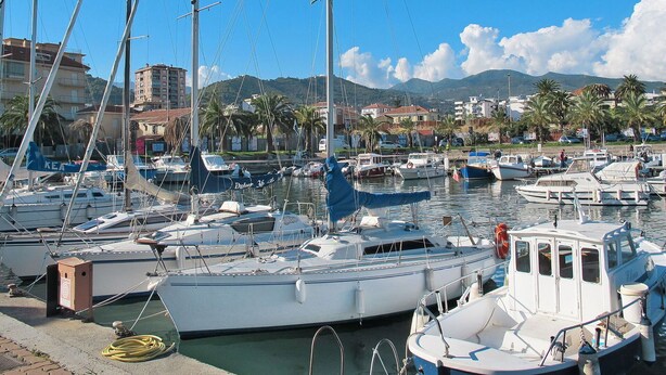 A marina with various boats docked, a clear sky, and buildings in the background. - Wonderful private villa for 3 guests with WIFI, TV, terrace, pets allowed and panoramic view (Castellaro)
