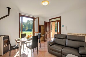 Maison familiale, plusieurs chambres (La Casa In Campagna 800m from lake) | Aire de séjour | Téléviseur à écran plat de 21 po avec télévision par câble