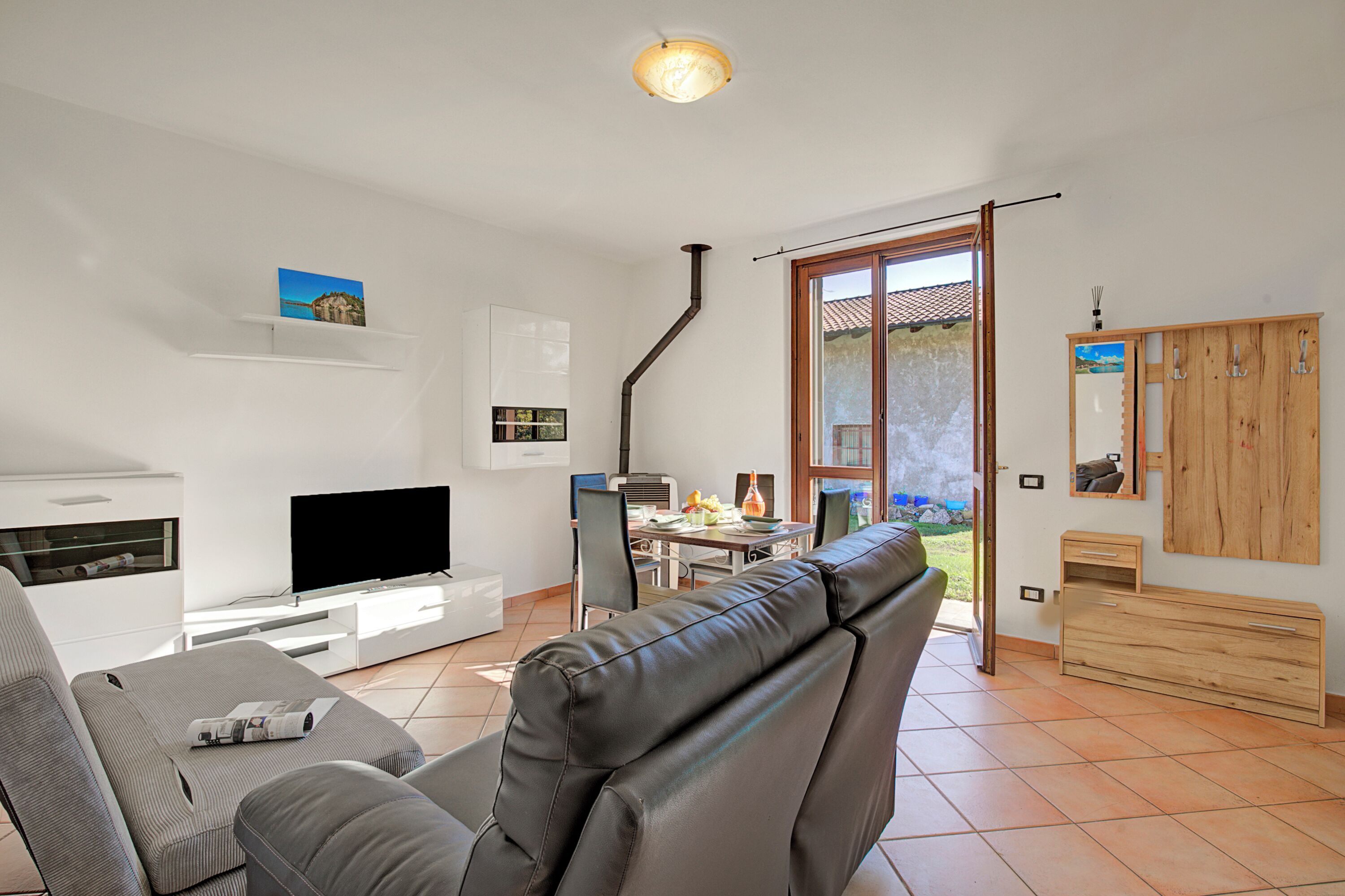 TV a schermo piatto 21 pollici con canali via cavo