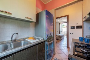 家庭單棟房屋, 多間臥室 (La Casa In Campagna 800m from lake) | 私人廚房 | 雪櫃、微波爐、焗爐、爐具