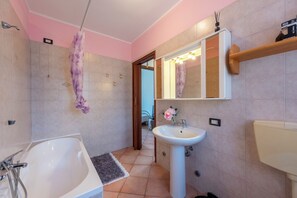 Family House, Multiple Bedrooms (La Casa In Campagna 800m from lake) | Bathroom