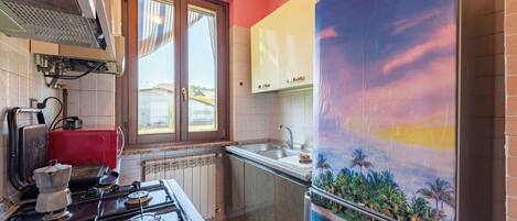 家庭独立别墅, 1 间卧室 (La Casa In Campagna 800m from lake) | 私人厨房 | 冰箱、微波炉、烤箱、炉灶