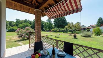 Familjehus - flera sovrum (La Casa In Campagna 800m from lake) | Restaurang utomhus