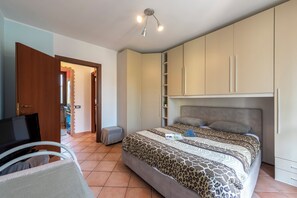 Family House, Multiple Bedrooms (La Casa In Campagna 800m from lake)