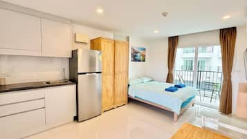1 habitación, escritorio, tabla de planchar con plancha y cuna de viaje
