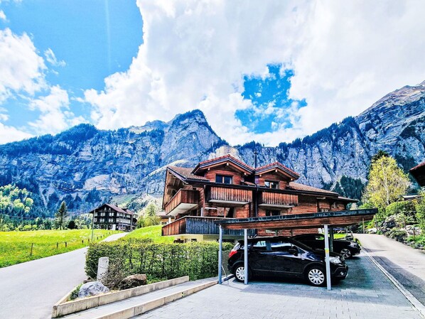 Exterior - Nice apartment for 3 guests with WIFI, hot tub, TV, terrace and panoramic view (Kandersteg)