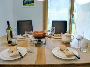 Dining - Nice apartment for 3 guests with WIFI, hot tub, TV, terrace and panoramic view (Kandersteg)