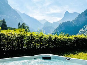 Outdoor spa tub - Nice apartment for 3 guests with WIFI, hot tub, TV, terrace and panoramic view (Kandersteg)