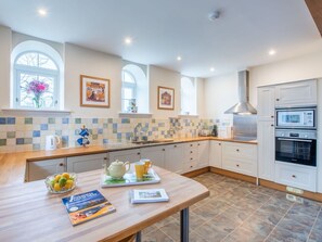 Microwave, oven, dishwasher, high chair - Stunning private villa for 10 people with WIFI, TV, terrace and pets allowed (Corrimony)