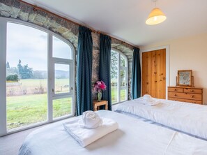 5 bedrooms, travel crib, free WiFi