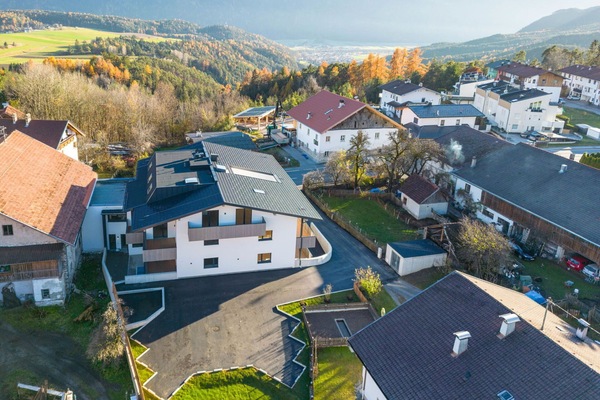 Himmel, Gebäude, Eigentum, Pflanze, Licht, Fenster, Haus, Baum, Urban Design, Berg